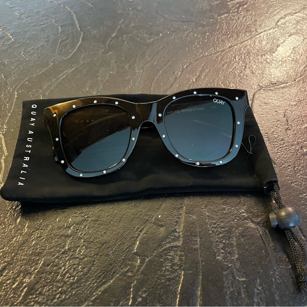 QUAY diamond studded sunglasses! Black.